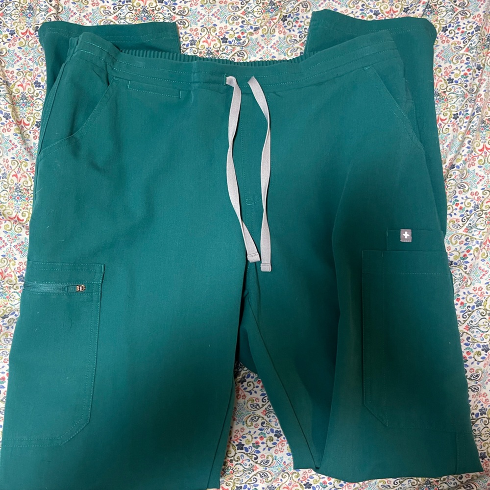 NWOT Hunter Green Figs Yola in Medium / Tall